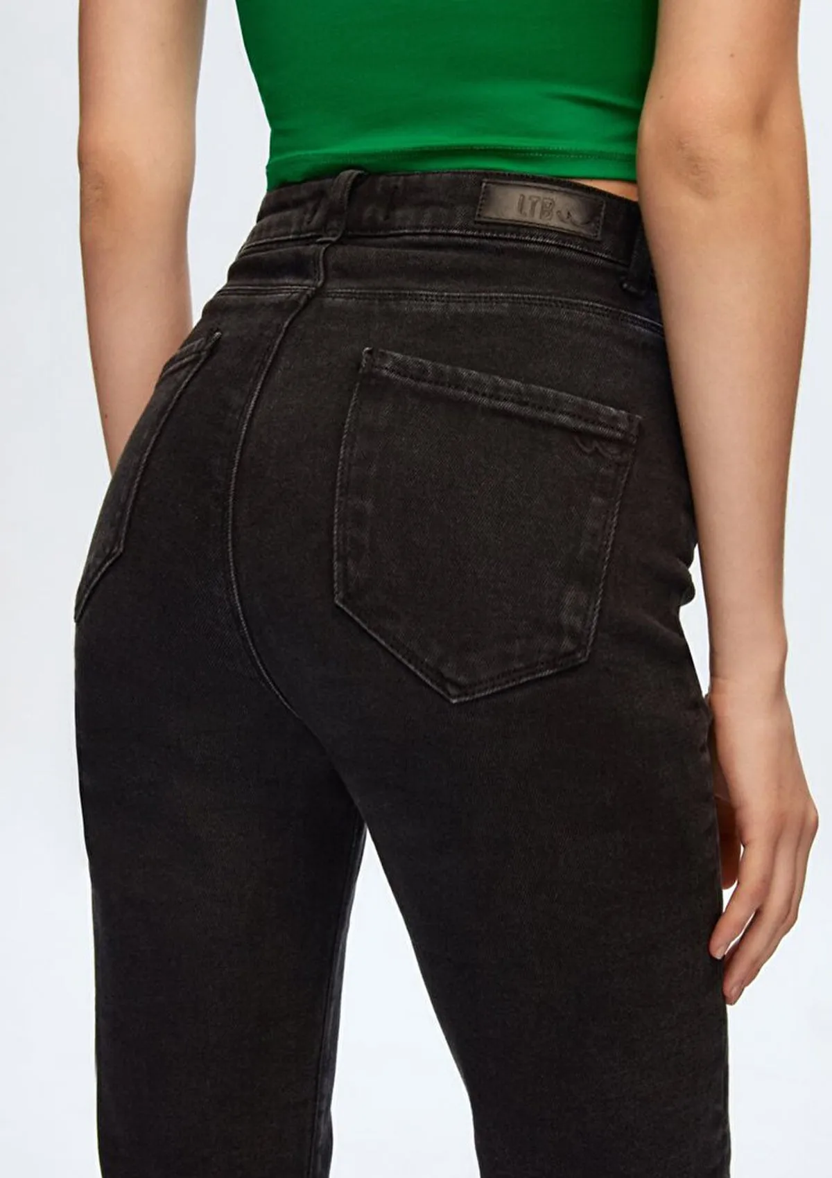 Dores Black High Rise Slim Jean